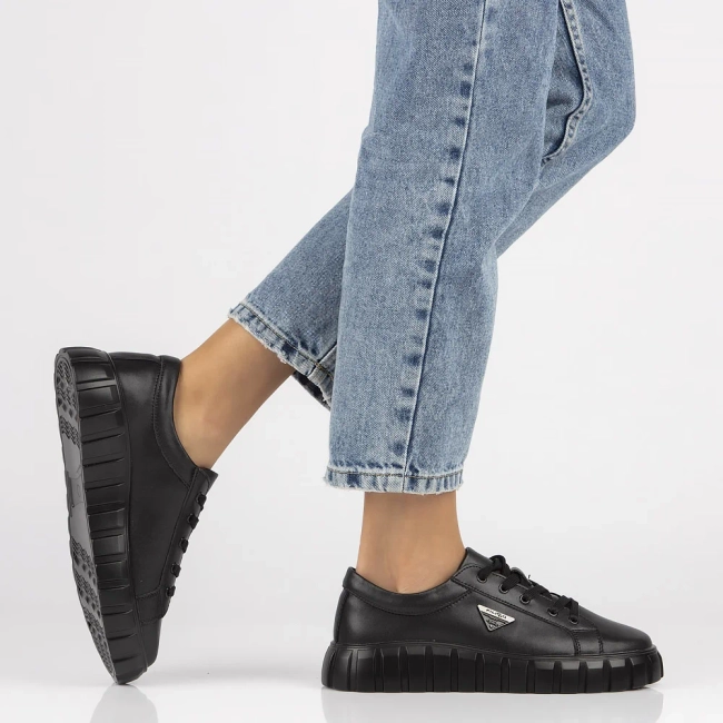 Černé kožené sneakersy Filippo DP4670/24 BK