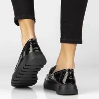 Černé kožené polobotky na klínku Filippo DP8004/26 BK